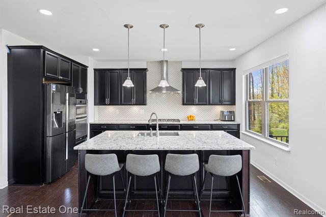 41829 Steinbeck, Novi, MI 48377