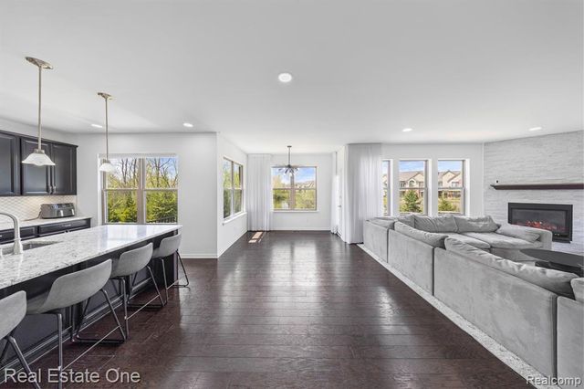 41829 Steinbeck, Novi, MI 48377