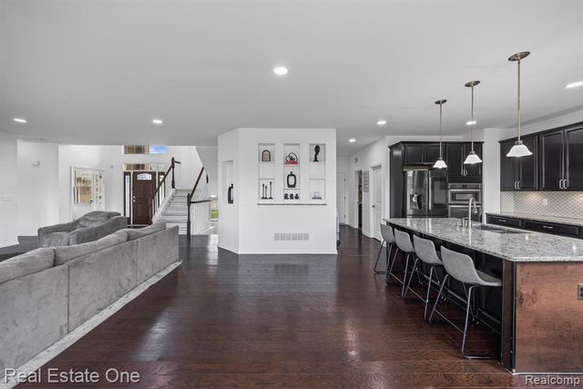 41829 Steinbeck, Novi, MI 48377