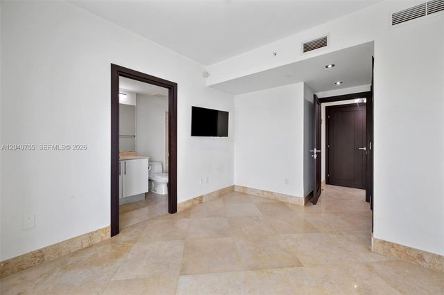 3330 NE 190th Street 114, Aventura, FL 33180