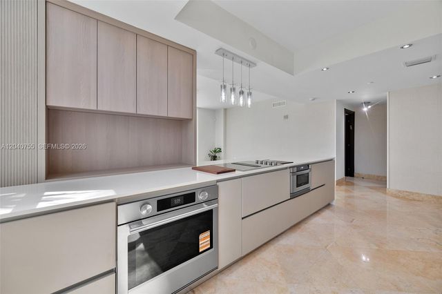 3330 NE 190th Street 114, Aventura, FL 33180