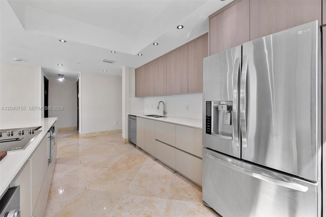 3330 NE 190th Street 114, Aventura, FL 33180