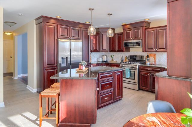 2051 E Oakwood Road, Addison Township, MI 48370