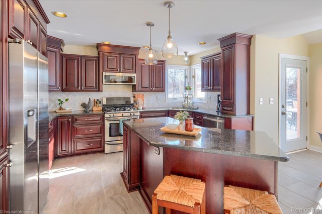 2051 E Oakwood Road, Addison Township, MI 48370