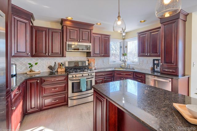 2051 E Oakwood Road, Addison Township, MI 48370