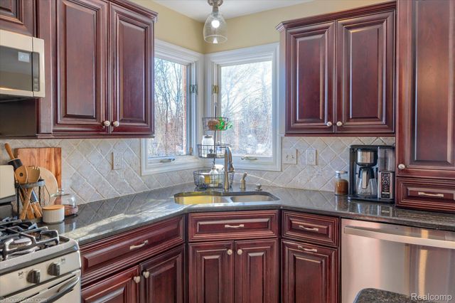 2051 E Oakwood Road, Addison Township, MI 48370