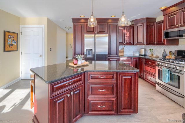 2051 E Oakwood Road, Addison Township, MI 48370