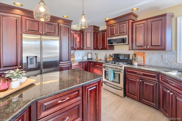 2051 E Oakwood Road, Addison Township, MI 48370