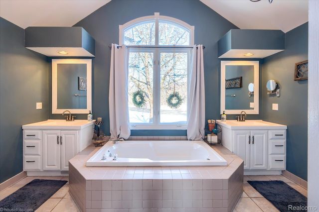 2051 E Oakwood Road, Addison Township, MI 48370