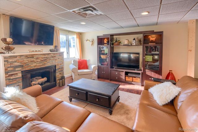 2051 E Oakwood Road, Addison Township, MI 48370