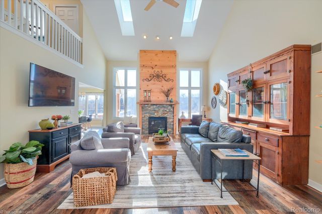 2051 E Oakwood Road, Addison Township, MI 48370