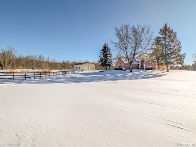 2051 E Oakwood Road, Addison Township, MI 48370