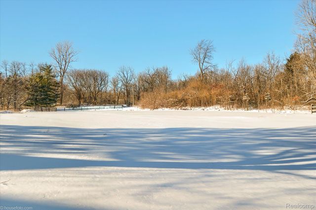 2051 E Oakwood Road, Addison Township, MI 48370