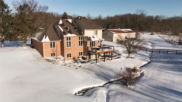 2051 E Oakwood Road, Addison Township, MI 48370