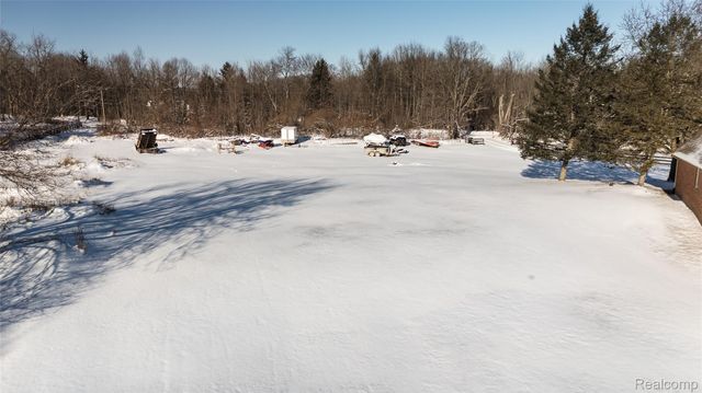 2051 E Oakwood Road, Addison Township, MI 48370