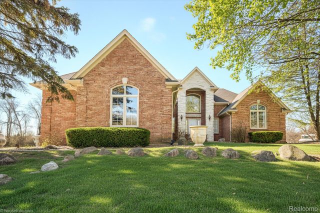 2051 E Oakwood Road, Addison Township, MI 48370