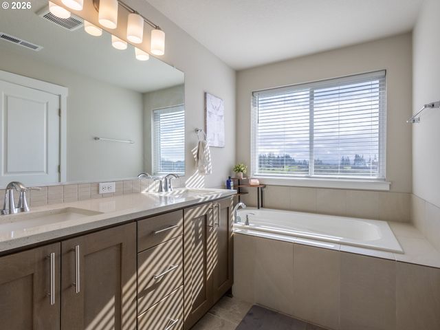 8827 N 1ST Cir, Ridgefield, WA 98642