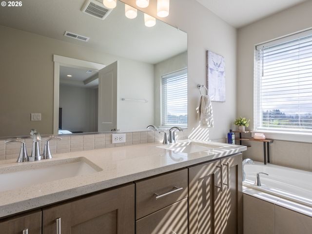 8827 N 1ST Cir, Ridgefield, WA 98642