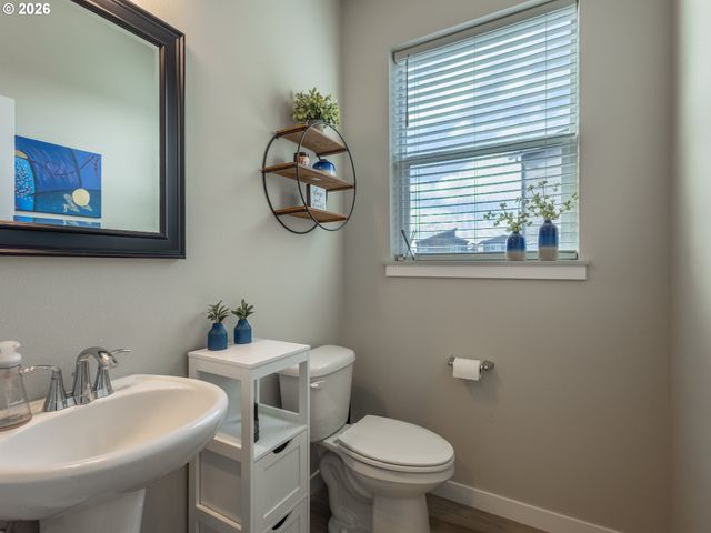 8827 N 1ST Cir, Ridgefield, WA 98642