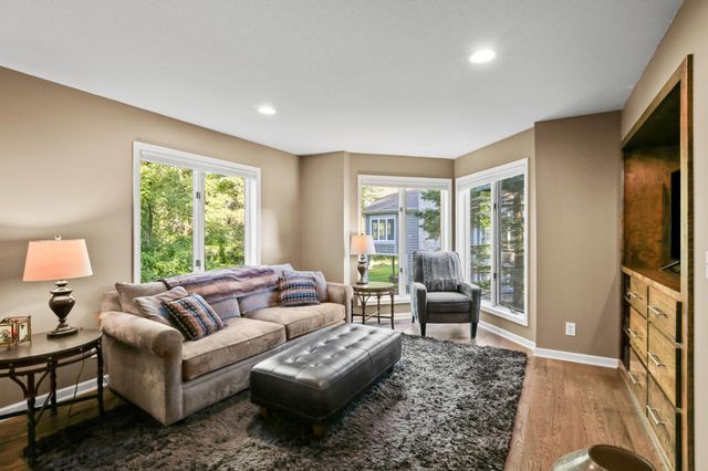 142 Wildwood Bay Drive, Mahtomedi, MN 55115