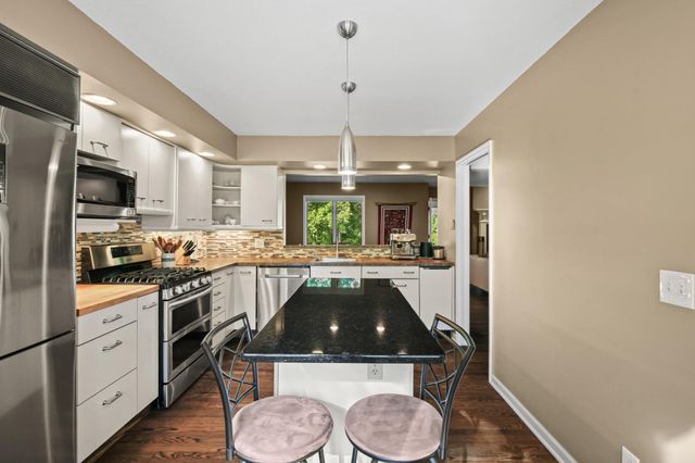 142 Wildwood Bay Drive, Mahtomedi, MN 55115