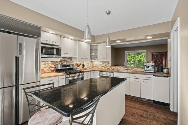 142 Wildwood Bay Drive, Mahtomedi, MN 55115