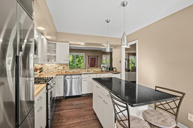 142 Wildwood Bay Drive, Mahtomedi, MN 55115