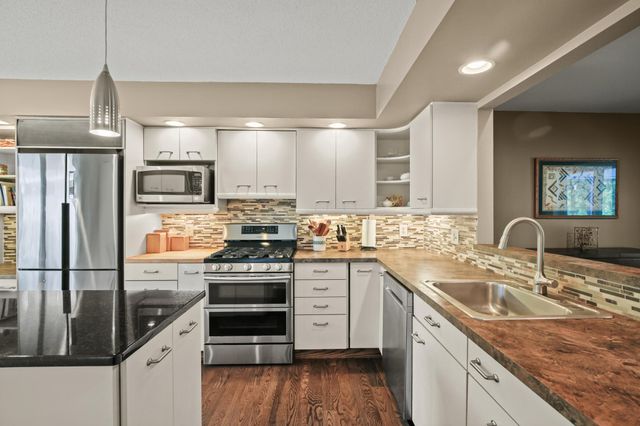 142 Wildwood Bay Drive, Mahtomedi, MN 55115