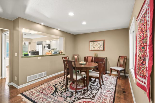 142 Wildwood Bay Drive, Mahtomedi, MN 55115