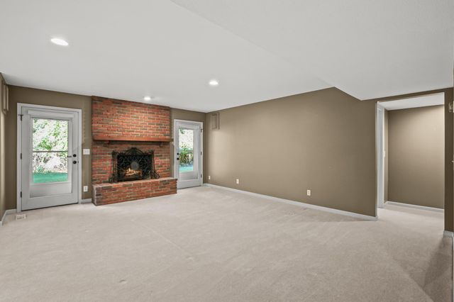 142 Wildwood Bay Drive, Mahtomedi, MN 55115