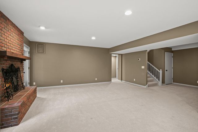 142 Wildwood Bay Drive, Mahtomedi, MN 55115