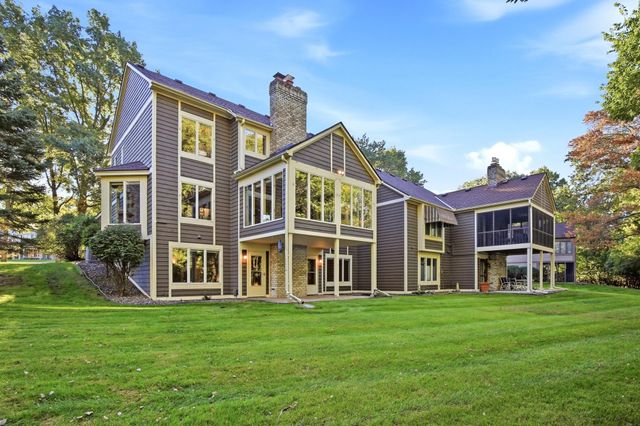 142 Wildwood Bay Drive, Mahtomedi, MN 55115