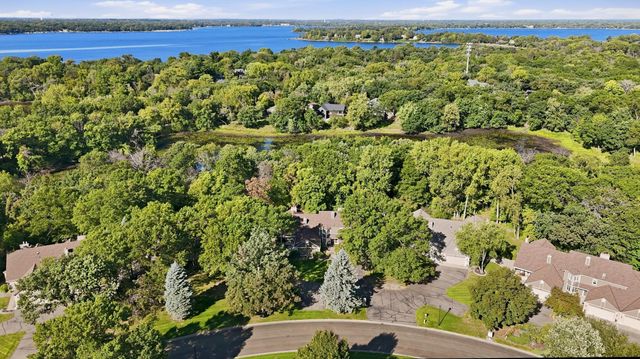 142 Wildwood Bay Drive, Mahtomedi, MN 55115