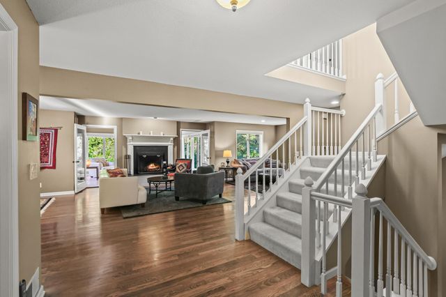 142 Wildwood Bay Drive, Mahtomedi, MN 55115
