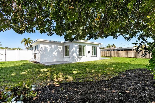 1004 SE 14th Street, Deerfield Beach, FL 33441