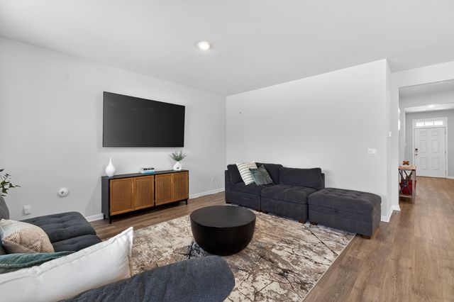 9032 Copenhagen Dr, Murfreesboro, TN 37129