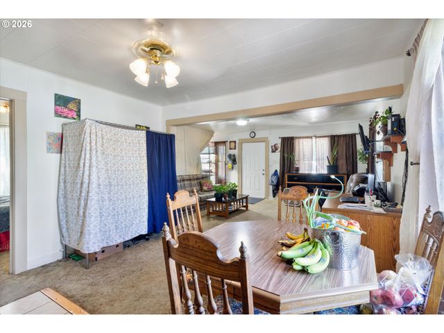 1225 W Main St, Medford, OR 97501