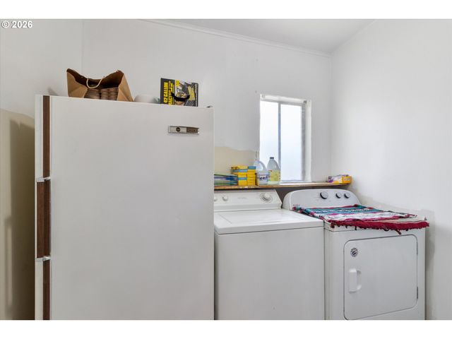 1225 W Main St, Medford, OR 97501