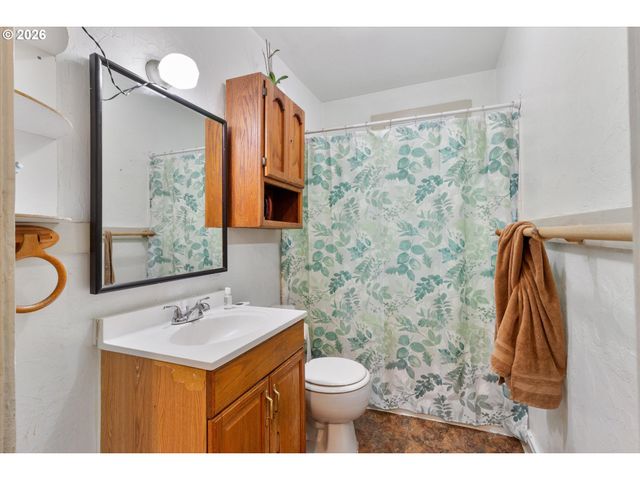 1225 W Main St, Medford, OR 97501