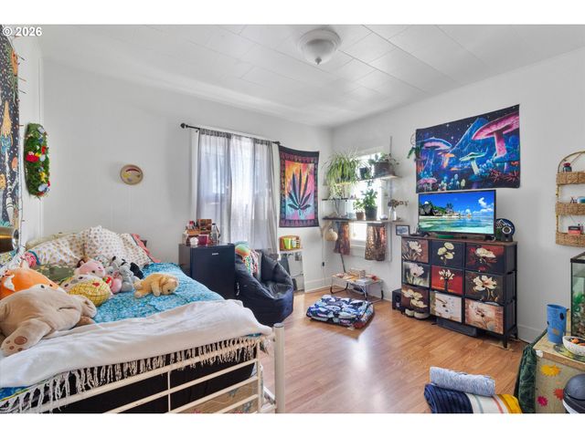 1225 W Main St, Medford, OR 97501