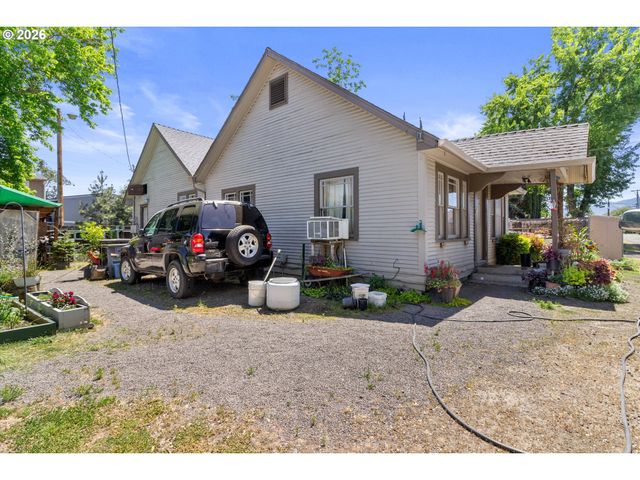 1225 W Main St, Medford, OR 97501