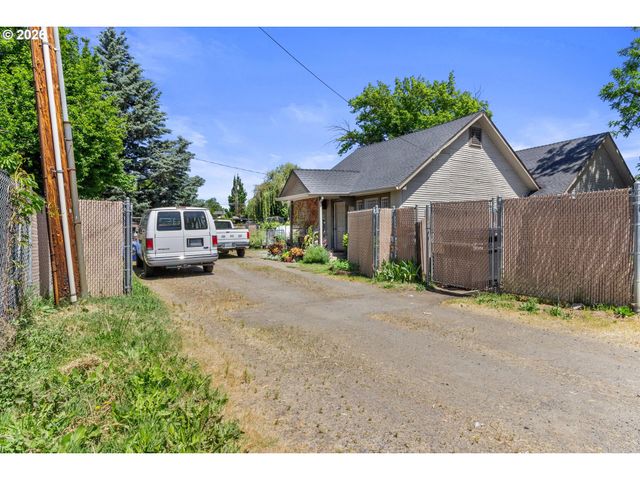 1225 W Main St, Medford, OR 97501