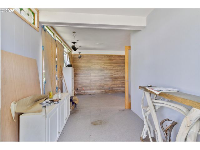 1225 W Main St, Medford, OR 97501