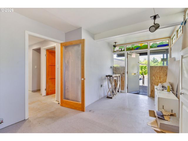 1225 W Main St, Medford, OR 97501