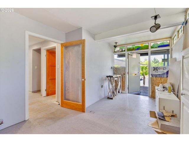 1225 W Main St, Medford, OR 97501