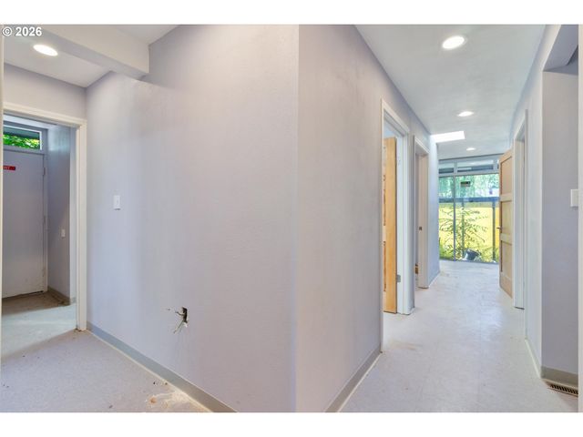 1225 W Main St, Medford, OR 97501