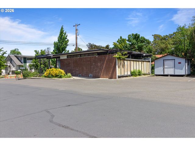 1225 W Main St, Medford, OR 97501