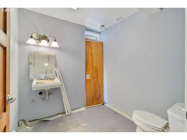 1225 W Main St, Medford, OR 97501