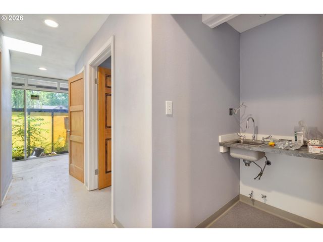 1225 W Main St, Medford, OR 97501