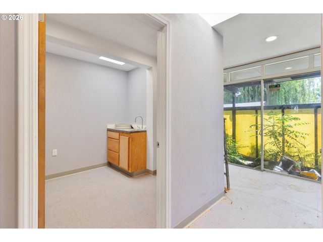 1225 W Main St, Medford, OR 97501